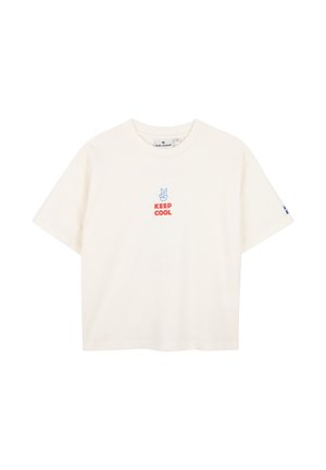 T-shirt blanc à manches courtes avec un petit signe de la paix bleu au-dessus d’un texte rouge indiquant « "KEEP COOL" » sur la poitrine.