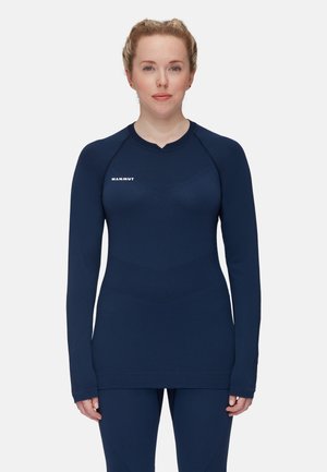 Top a maniche lunghe base layer in navy con scollo rotondo, tessuto texture e dettaglio del logo. Design aderente con cuciture ergonomiche per il comfort.