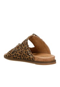 Luipaardprint slipper gemaakt van suede, met metalen oogjes, een open achterkant en een platte zool met een beige basis en een gestructureerde inlegzool.