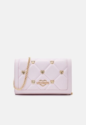 Gewatteerde roze portemonnee van imitatieleren met gouden hartaccenten en logo, voorzien van een gouden kettingband om te dragen. Compacte rechthoekige vorm.