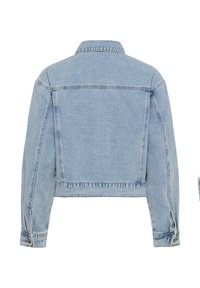 Svetlo modra denim jakna s skrajšano zasnovo, špičastim ovratnikom in dolgimi rokavi z gumbi na zapestjih. Brez vidnih poškodb ali vzorcev.