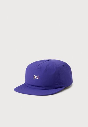 Casquette de baseball violette avec une visière plate et un petit logo blanc, bleu et rouge à l'avant.