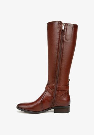 Stivale in pelle marrone alto fino al ginocchio con punta a forma di cono, zip laterale e dettaglio a cinturino incrociato vicino alla caviglia. Finitura testurizzata, tacco basso a blocco.