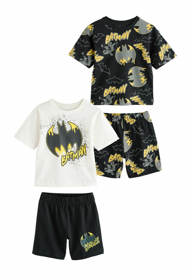 Batman-temat barnpyjamasset som består av en svart t-shirt med en gul logotyp, en vit t-shirt med grafik och svarta shorts med gula detaljer.