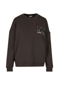 Sweatshirt marron foncé en matériau doux, avec un col rond et un graphique sur la poitrine gauche portant le texte "NM" et "BE NOISY".