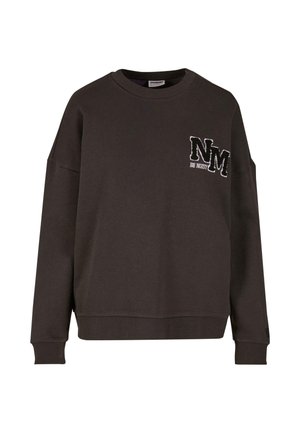Tamsiai rudas džemperis, pagamintas iš minkštos medžiagos, su apvali apykakle ir kairėje krūtinės pusėje esantys grafiką su užrašais "NM" ir "BE NOISY".