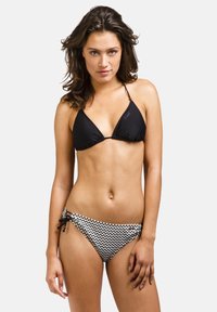 Zwarte driehoekige bikinitop gecombineerd met een zwart-wit zigzagpatroon bikinitaille. Het materiaal lijkt glad, met verstelbare banden aan de zijkanten.
