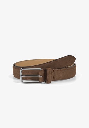 Bruine suède riem met een gladde textuur, voorzien van een zilveren metalen gesp en stikdetails langs de randen. Minimalistisch ontwerp.