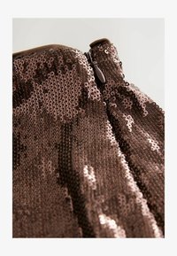 Unselected, chocolate brown