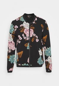 Giubbotto bomber nero con stampa floreale in rosa, blu e marrone, chiusura con zip e polsini a coste. Tessuto morbido con una consistenza delicata.