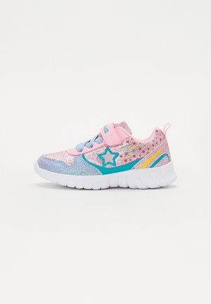 Rosa og blå børnesneakers med glitrende overdel, stjernedesign, justerbar strop, tekstureret hvid sål og farverige accentstriber.