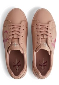 Sneaker rosa chiaro con tomaia sintetica liscia, dotati di chiusura con lacci, solette strutturate e un logo discreto sul lato.