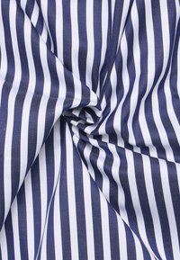 Marineblauw en witte gestreepte stof, met een gladde textuur en geweven patroon, met gelijkmatig verdeelde verticale strepen.