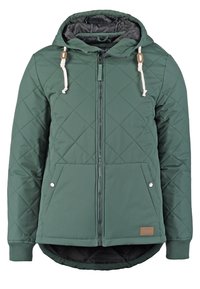 Giacca verde trapuntata con cappuccio, due grandi tasche frontali, chiusura con zip e lacci bianchi. Presenta un motivo testurizzato e una parte posteriore più lunga.