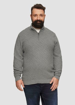 Grijze quarter-zip pullover trui met een gestructureerd ruitpatroon, geribbelde boorden en zoom, gemaakt van een zachte gebreide stof.