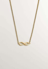 Collar en tono dorado con un colgante en forma de símbolo de infinito. Presenta una delicada cadena y un acabado liso y pulido en el colgante.