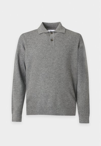 Pull polo en maille côtelée grise à manches longues, avec un col et deux boutons à l'encolure sur fond blanc.