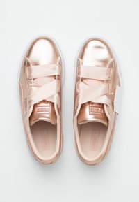 Metaliczne różowo-złote sneakersy z satynowymi sznurowadłami, teksturowanymi skórzanymi detalami, okrągłym noskiem i białą gumową podeszwą.