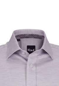 Hellblaues Hemd mit strukturiertem Muster, Kentkragen, Knopfleiste und schwarzem Markenlabel mit weißem Text im Kragen.