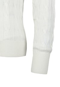 Pulover alb tricotat, cu un design texturat în formă de cablu, manșete cu rebru și tiv ajustat. Material moale, cu senzație ușoară.