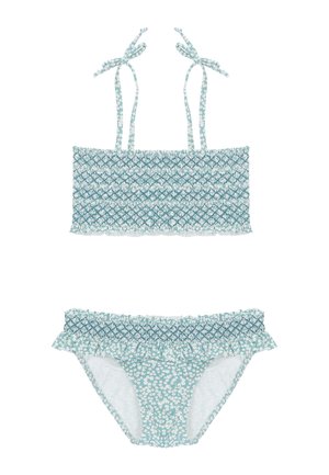 Bañador de dos piezas azul con estampado floral blanco, top bandeau fruncido con lazos en los hombros y braguitas de bikini de talle alto con volantes.