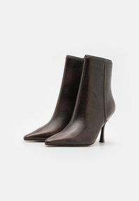 Steve Madden BRECKEN - Kõrge kontsaga poolsaapad - brown