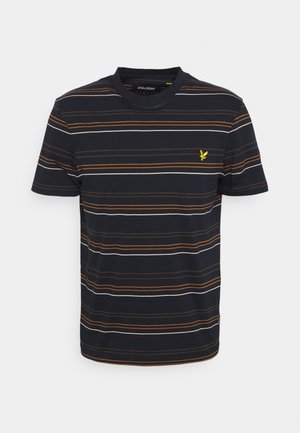 Sort T-shirt med korte ærmer med vandrette hvide og brune striber og et lille gult broderet logo på venstre bryst.