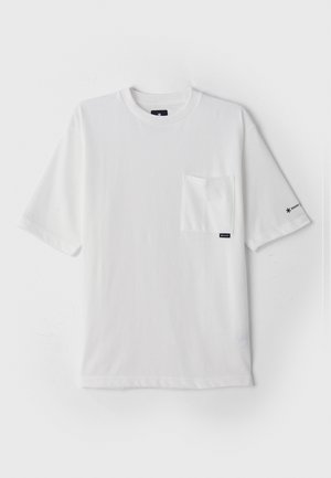 T-shirt branco de manga curta feito de algodão, com um bolso de remendo no lado esquerdo do peito, apresentando um rótulo da marca e um logotipo discreto na manga.