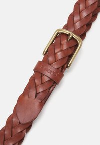 Geflochtener Leder Gürtel in sattem Braun mit einer Messing-Schnalle. Verfügt über das geprägte "LEVI'S"-Logo auf einem Lederband. Texturierte Oberfläche, klassisches Design.