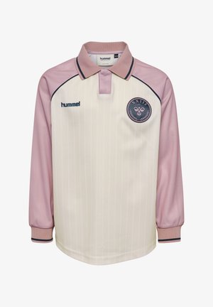 Koszulka polo z długim rękawem w kremowym kolorze, różowe rękawy, czarne akcenty, logo hummel na lewej piersi oraz okrągłe różowo-czarne godło na prawej piersi.