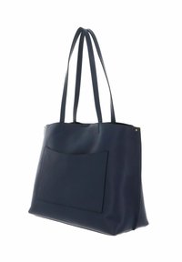 Sac fourre-tout bleu marine en cuir texturé avec deux longues poignées, une poche avant et des accents dorés. Design minimaliste sans motifs.
