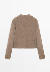 Langärmliger cropped Pullover aus hellbrainem Strickstoff, von hinten flach liegend auf weißem Hintergrund gezeigt.