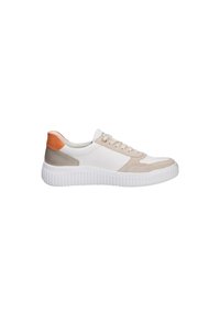 Baskets basses blanches avec accents beiges, patch orange au talon, lacets à l'avant et semelle blanche épaisse et texturée.