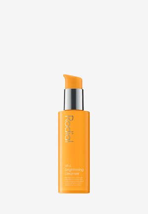 Rodial Vitamin C Brightening Cleanser in un'elegante bottiglia alta e liscia di colore arancione brillante con pompa e tappo in argento coordinati, caratterizzata da testo bianco.
