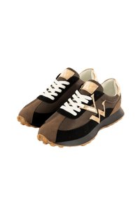 Sneaker con una toma superiore in rete marrone, accenti in suede neri, lacci bianchi e una suola marrone testurizzata con un logo sul lato.