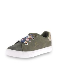 Sneaker verde in suede con accenti dorati, suola bianca e lacci colorati a fantasia. Presenta una punta arrotondata e un interno imbottito.
