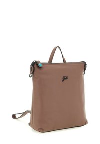 Borsa in pelle marrone con superficie testurizzata, dotata di cerniera superiore, manico corto e un accento decorativo blu sulla cursore della cerniera.