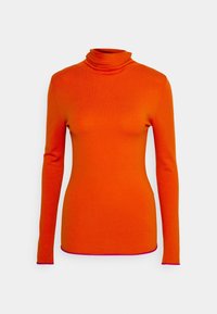 Maglione arancione a collo alto realizzato in tessuto di maglia, con maniche lunghe, design aderente e orlo a contrasto viola nella parte inferiore.