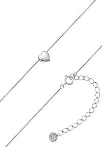 Sølvkædearmbånd med et poleret hjertevedhæng, justerbar længde med en hummerlås og en lille rund mærkat med et logo.