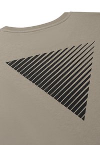 Beige t-shirt met een grote zwarte driehoekige grafiek met diagonale strepen, gemaakt van zachte, gestructureerde stof. Ronde halslijn.