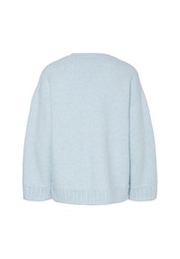Jasnoniebieski sweter dzianinowy o luźnym kroju, z prążkowanym wykończeniem na dole i mankietach. Tył ma prosty design, bez dodatkowych detali.