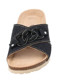 Sandal con suola in sughero, in tessuto intrecciato nero, con fascia incrociata e un accento in catena nera. Presenta cuciture beige e una soletta testurizzata.