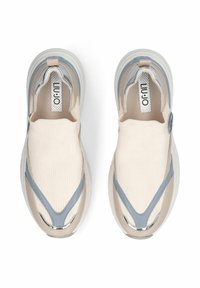 Baskets beige à enfiler avec des accents gris, dessus en tissu texturé et embout lisse et brillant. Comprend un panneau marqué à l'intérieur.