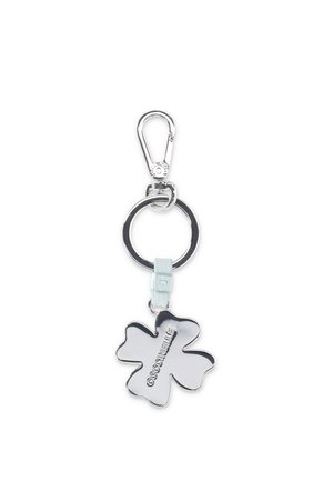 Portachiavi in argento a quadrifoglio con inciso Coccinelle, attaccato a un anello rotondo e a un moschettone con una piccola cinghia bianca.