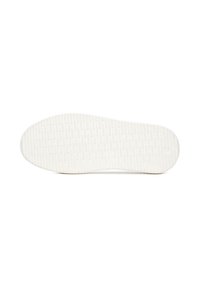 Talpa de pantof alb din cauciuc cu suprafață texturată, cu mici caneluri și proeminențe pentru o aderență și flexibilitate îmbunătățite. Toc rotund.