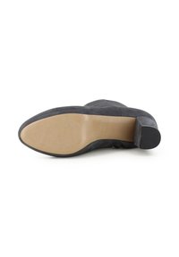 Stivaletto alla caviglia in suede nero con punta rotonda, tacco a blocco e suola liscia e texture. Presenta un delicato dettaglio di cucitura lungo il bordo.