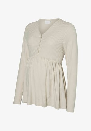 Haut de grossesse beige clair à manches longues avec texture en côtes verticales, décolleté en V et boutons décoratifs sur le buste, silhouette flottante.
