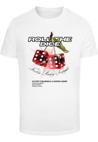 Hvid bomulds t-shirt med rød terning grafik, teksten "ROLL THE DICE" og "Feelin Lucky Tonight", med sorte accentdetaljer og et livligt design.