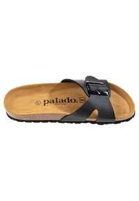 Zwarte vegan leren slip-on sandaal met verstelbare band, kurken zool, suede voetbed en een getextureerde rubberen buitenzool. Merkennaam gedrukt op het voetbed.