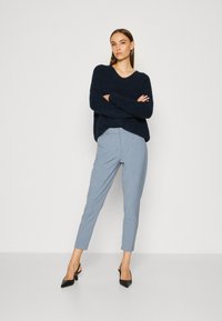 b.young BYDanta - Chino kalhoty - true navy melange